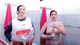 Putri Fatikah Lagi Mandi, Basah Kuyup, Gerakan Nakal Di Balik Kaca.