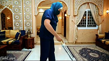 Pembantu Rumah Pakai Hijab Disuruh Hisap Kontol Majikan Sampe Habis