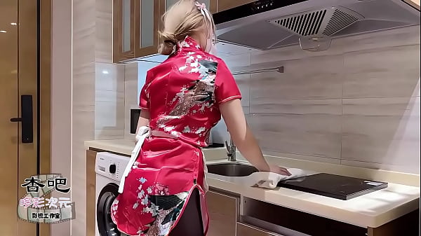 中华娘cos太骚了，直接忍不住冲进去干一发。