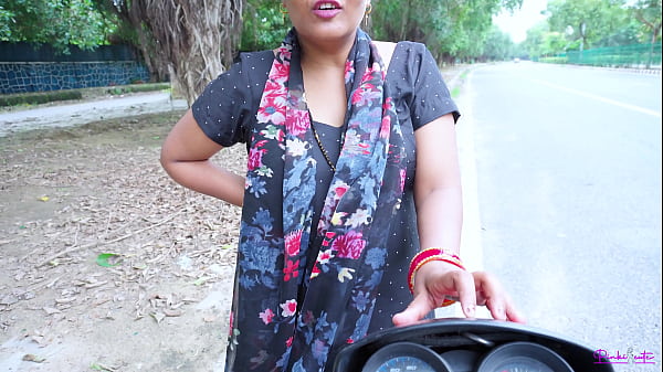 Bhabhi Nakal India Melayani Klien Di Pinggir Jalan, Digituin Doggystyle Sambil Merintih Dalam Bahasa Hindi.