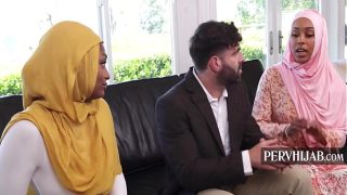 Ibu Tiri Berhijab Memaksa Putri Tiri Hamil, Biar Ayah Tirinya Yang Menghamilinya