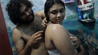 Cewek India Mandi Air Panas, Adik Tiri Bikin Makin Panas