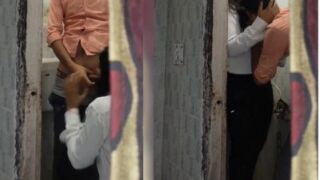 Cewek Kuliah Umur 18 Tahun Ngasih Blowjob Di Toilet