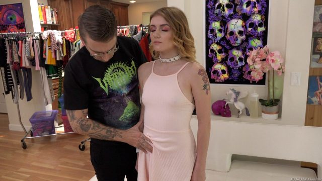 Rosalyn Sphinx Si Setan Seksi, Body Kencang Bikin Ngilu, Ngejenguk Sutradara Bryan Gozzling Buat Main Kotor. Gadis 18 Tahun Ini Pamer Tetek Montok Di Baju Ketat, Ngelihatin Bulu Bebeknya Yang Dicukur Pas Mampir Ke Rumah Bryan.