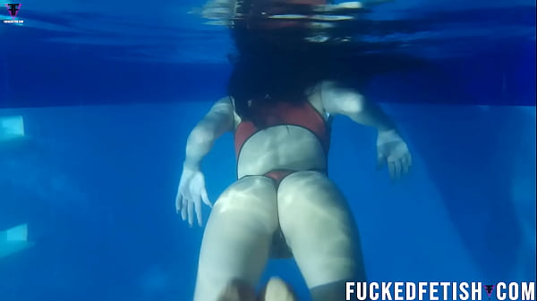 Helen Star Pake Baju Renang Seksi, Malem-malem Di Kolam Renang, Napasnya Berat-berat Bikin Melek.