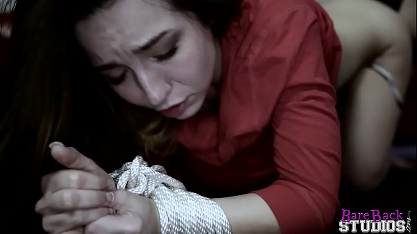 Bambi Brooks Ngocok Memek Anak Tiri Sampai Muncrat