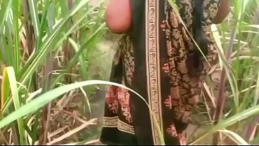 Ibu Dan Anak Tiri Ngentot Di Luar Rumah Kampung, Basah Kena Tanah