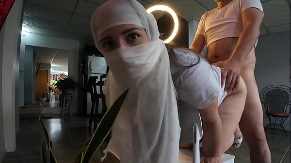 Ibu-ibu Berhijab Dikocok Keras Sampai Crot Di Pantatnya – Main Seru