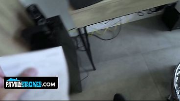Gadis Latin Muda Menggoda Ayah Tirinya Dengan Tubuh Mulusnya Yang Bikin Ngilu
