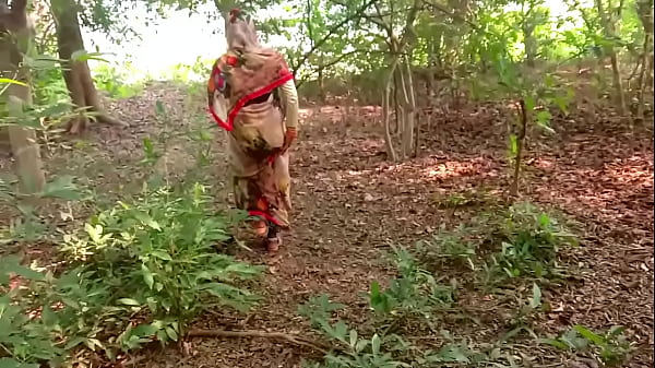 Malam Natal Paling Hot Di Hutan, Desi Radhika Siap Bikin Kamu Makin Bernafsu.