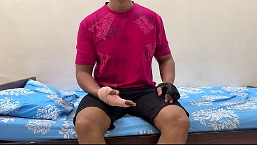 Ibu Tiri Bantu Anak Tiri Yang Luka, Malah Godain Dia. Akhirnya Selesai Dengan Nyepong Kontolnya, Sebelum Digenjot Keras.