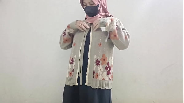 Gadis Berhijab Main Timun Sampai Basah Kuyup.