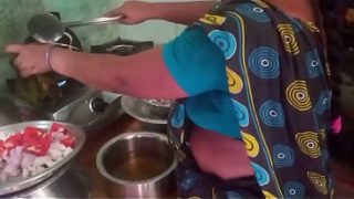 Ibu Rumah Tangga India Masak Sambil Mainin Kontol Pacar Di Dapur.