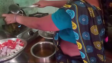 Ibu Rumah Tangga India Masak Sambil Mainin Kontol Pacar Di Dapur.