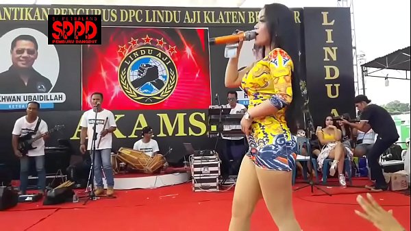 Tarian Erotis Sintya Riske – Goyang Liar Memeknya Bikin Muncrat Di Panggung