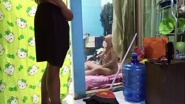 Ngentot Istri Temen Sambil Dia Lagi Mainin Memek Sendiri