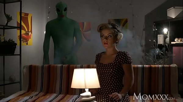 Ibu Rumah Tangga Kesepian Ngerasain Probe Alien Yang Dalem Banget Pas Halloween.