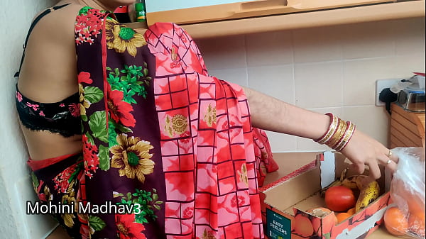 भारतीय देसी फल वाली मालकिन ने ग्राहक से मोलभाव में जोरदार चुदाई की, हिंदी ऑडियो के साथ