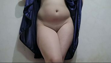 Cewek Indo Pake Lingerie Biru, Jongkok Sambil Colmek—keliatan Banget Enaknya.