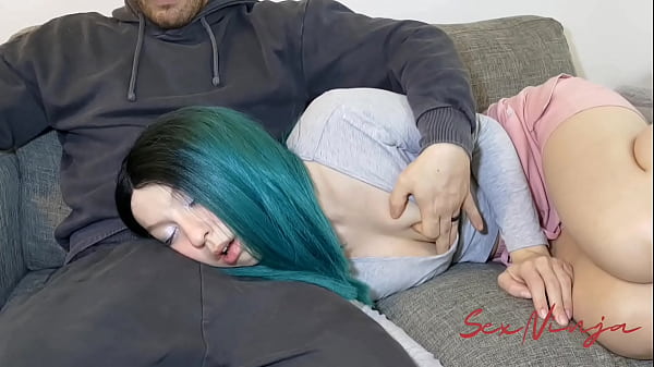 Gue Cuma Pengen Rebahan Di Pangkuan Kakak Tiri Biar Bisa Tidur, Tapi Tangannya Mulai Merayap Ke Mana-mana.