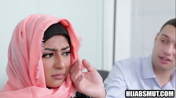 Gadis Berhijab Terpaksa Ngentot Sama Bule Amerika.
