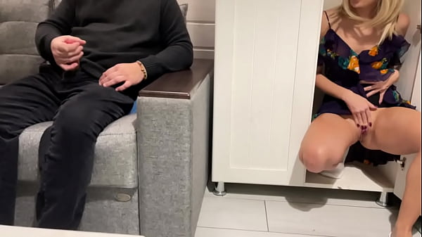 Ibu Tiri Ngintip Anak Tiri Nonton Bokep Sambil Coli, Lalu Ngewe Dia.