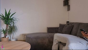 Ibu Tiri Lihat Kontol Keras Anak Tiri Pas Lagi Bersihin, Langsung Bantu Keluarin Di Pantat Bulat Gede Dia.