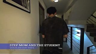 Ibu Tiri Lagi Ngajarin Muridnya Yang Panas, Belajar Di Ranjang.