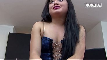 Gondrongan Pantat Tebal Cewek Latin Bungkuk Pake Rok Mini… Dia Gak Bisa Berhenti Meremasnya.