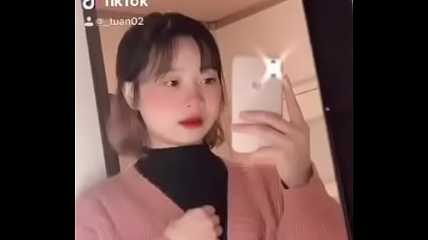 Goyangin Pantat Montok, Bibir Merah Basah, Siap Bikin Lo Makin Horny.