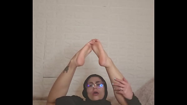 Ibu Rumah Tangga Arab Mia Pamer Kaki Pakai Niqab, Bikin Sange!