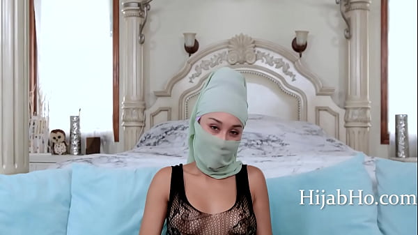 Ibu Tiri Berhijab Bikin Tenang – Cali Lee, Bibirnya Bikin Ngilu