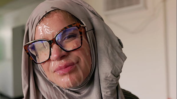 Hijab Cosplay – Ibu Bule Amerika Digoblok-goblokin Muka