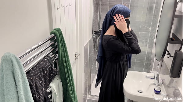 Astaga! Gak Nyangka Cewek Arab Bisa Gitu. Aku Ngintip Cewek Muslim Berhijab Lagi Colmek Di Kamar Mandi.