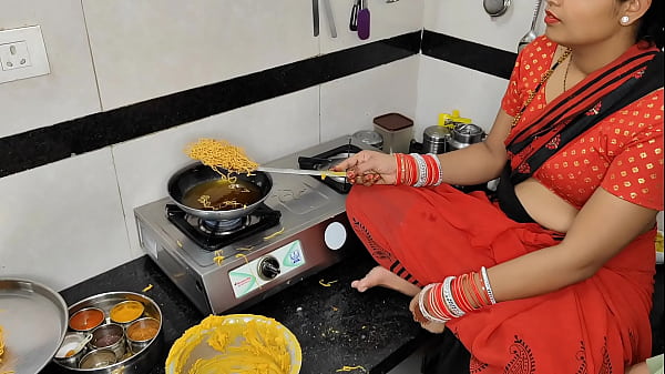 कोमल दिवाली पर नमकीन बना रही थी, तभी देवर ने भाभी को उठाकर पकड़ लिया