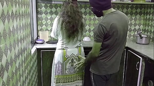 Bini Orang Lagi Sibuk Masak Di Dapur, Tiba-tiba Digenjot Dari Belakang, Suara Desahan Hindi Bikin Makin Panas