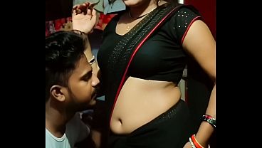 Desi Bhabhi Saree Pusat Pamer, Cinta Panas Gila