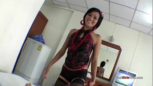 Bibir Mulus Thai Ngebulat Kontol Sampai Basah Kuyup, Napsu Bejat Bikin Merem Melek.