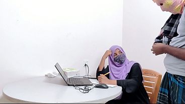 Bankir Hijab Montok Digebuk Petani Desa, Crot Di Memek, Desi Chudai Panas.