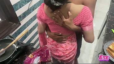 Desi Bhabhi Lagi Kitchen Mein Khana Banate Hue, Chudai Ka Maza Utha Rahi Thi