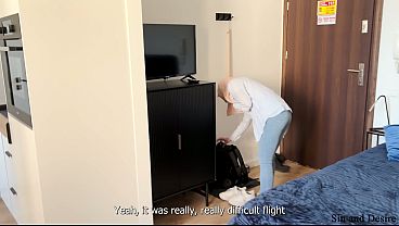 Gak Pernah Liat Yang Segede Gitu! Ibu Tiri Arab Malu-malu Tapi Matanya Nempel Terus Ke Kontol Stepson Yang Gede Banget Di Ranjang Bareng.