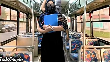 Ibu Muslim Pulang Sendiri Dari Kampus Naik Bus, Orang Asing Langsung Ngewe Dia Di Atas Hijab.