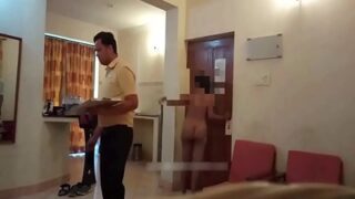 Berani Banget, Tante Tamil Telanjang Bulat Di Depan Pelayan, Bikin Si Pelayan Tegang Lihat Tubuhnya.