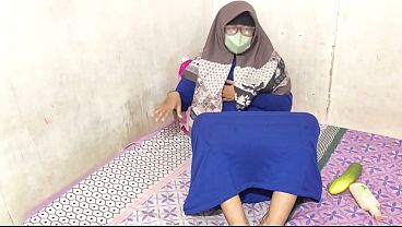 Cewek Hijab Indonesia Lagi Colmek Sambil Desahin Nikmatnya.