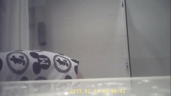 姐姐洗澡被偷拍，小奶诗诗湿身诱惑你受不了