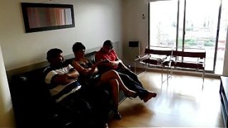 Gak Ada Tontonan Di Tv, Jadi Gw Gas Tubir Tukang Ledeng Sama Temen Suami Gw, Mantap Bener Kencingnya Kita Bikin