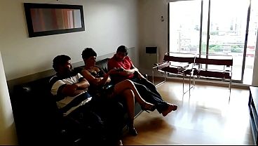Gak Ada Tontonan Di Tv, Jadi Gw Gas Tubir Tukang Ledeng Sama Temen Suami Gw, Mantap Bener Kencingnya Kita Bikin