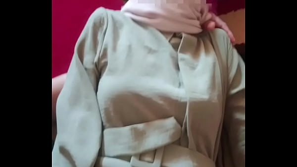 Saudari Tiri Berjilbab Digenjot Liar Pas Momen Lebaran.
