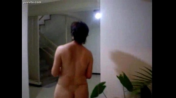Si Mbok Cina Tua Lagi Siram Tanaman, Pantat Montoknya Basah Kuyup Kena Air.