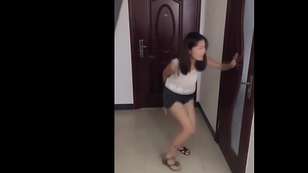 Cewek-cewek China Udah Kebelet Banget Mau Pipis, Sampe Gelisah Nahan-nahan.